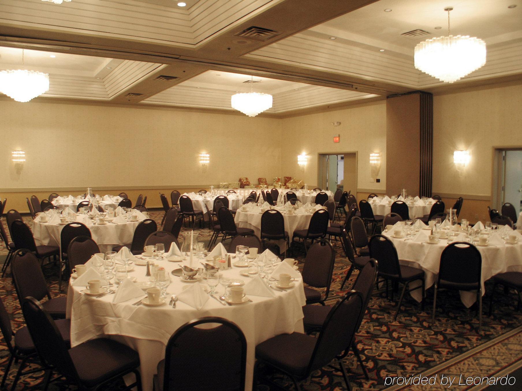 Sheraton Grand Rapids Airport Hotel Exterior photo